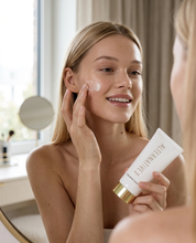 Anwendung der Alternative Plus Silky Body Cream im Gesicht