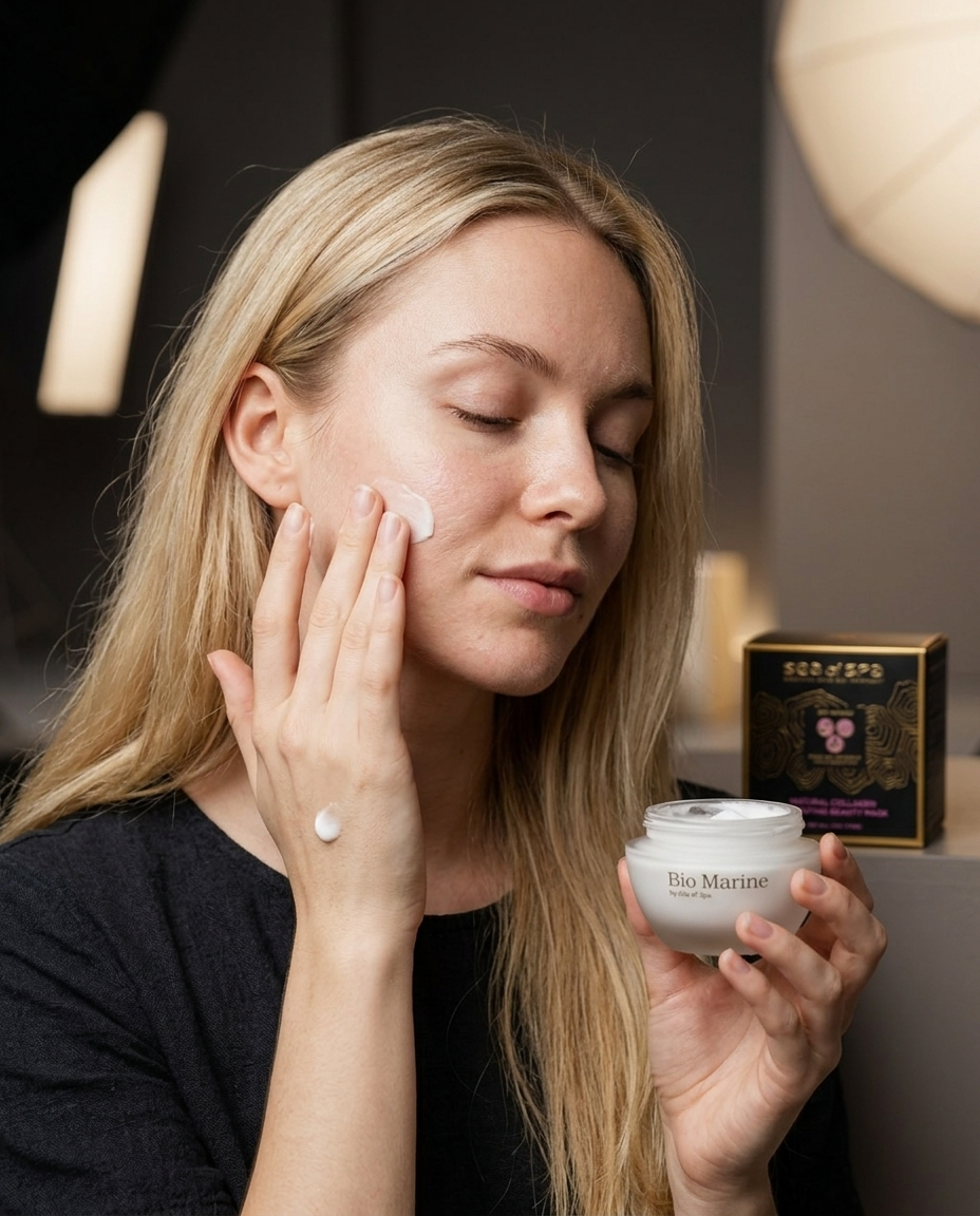 Nahaufnahme der Anwendung der Sea of Spa Bio Marine Kollagenmaske