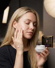 Nahaufnahme der Anwendung der Sea of Spa Bio Marine Kollagenmaske